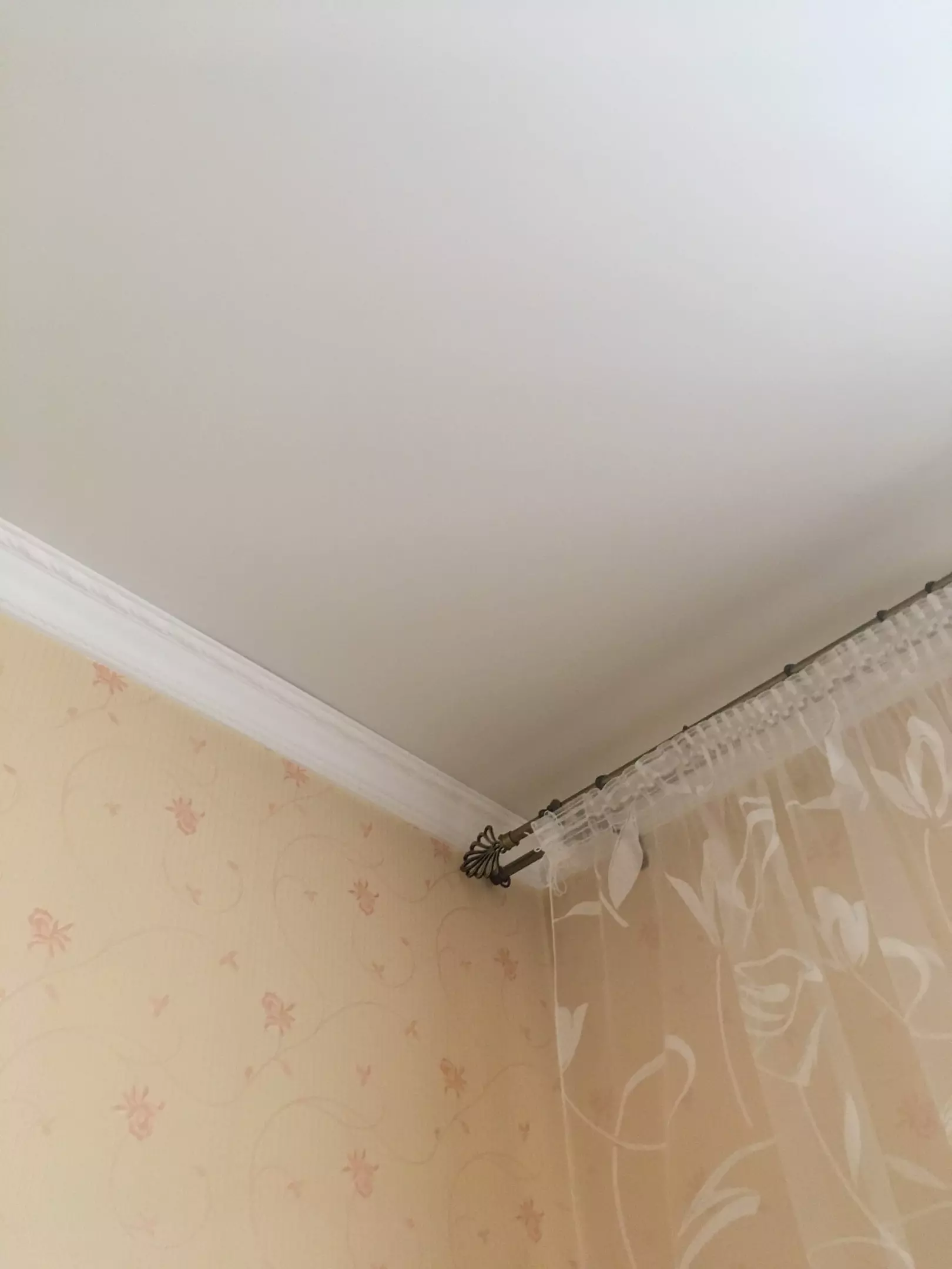 Установка натяжного потолок ПВХ в комнату